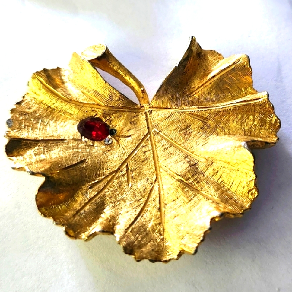 Vtg 50s60s Bsk Gold Tone Rhinestone Ladybug On Leaf Pin Brooch 26$